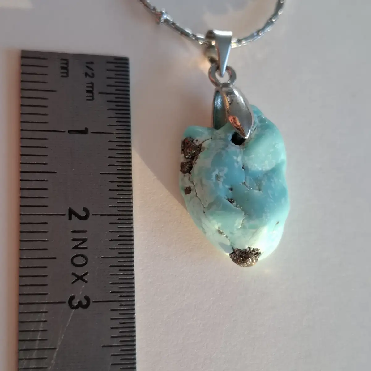 Pendentif en Turquoise naturelle, inclusions Pyrite