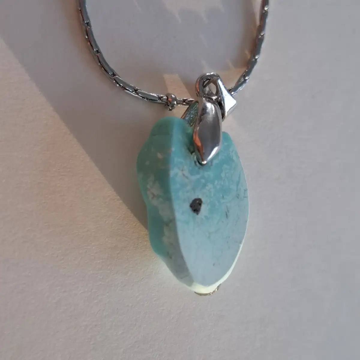 Pendentif en Turquoise naturelle, inclusions Pyrite