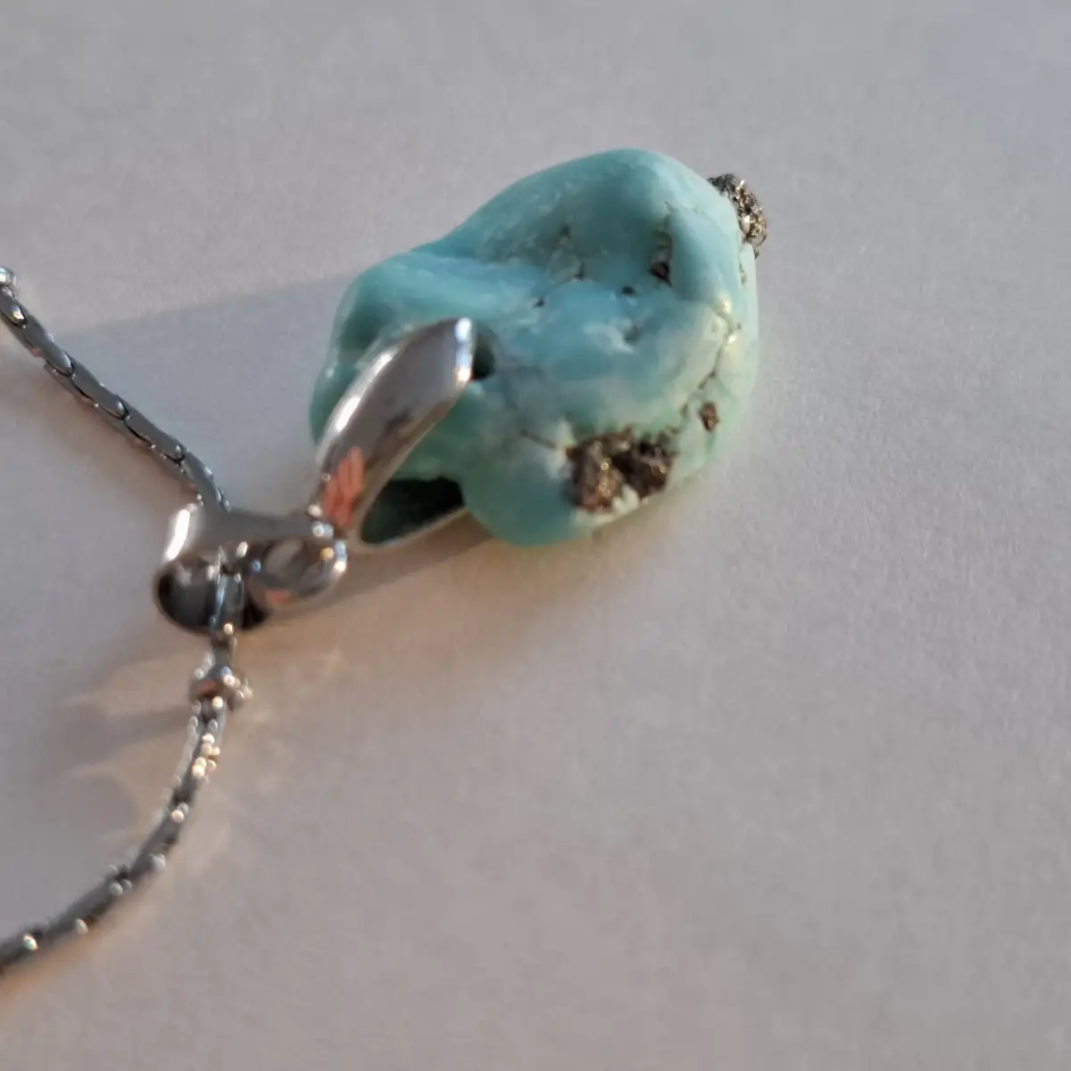 Pendentif en Turquoise naturelle, inclusions Pyrite