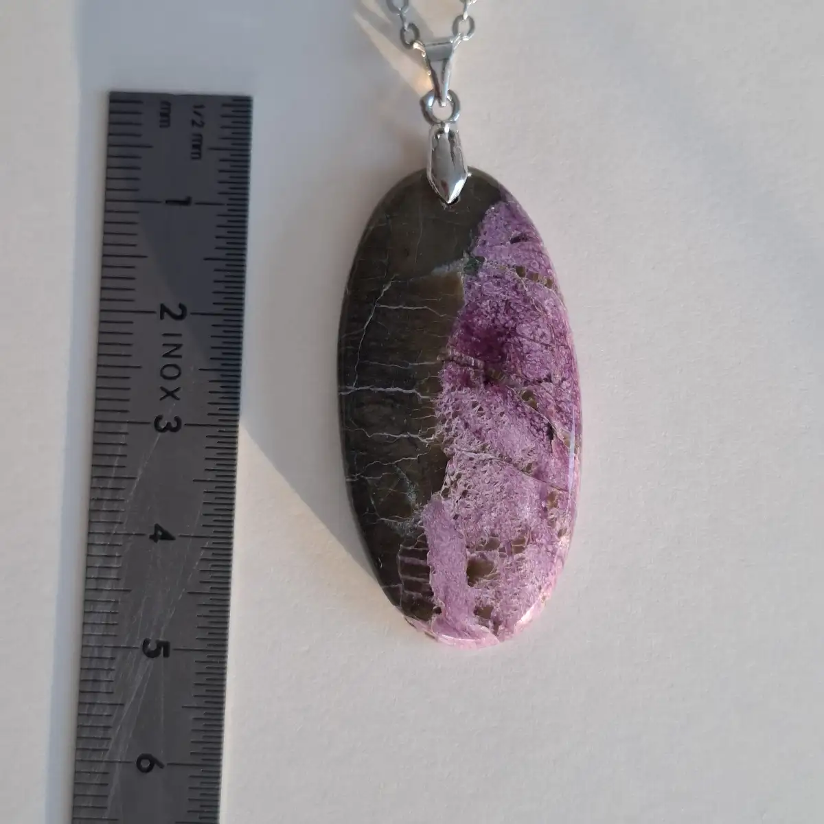 Pendentif en Stichtite sur Serpentine naturelle