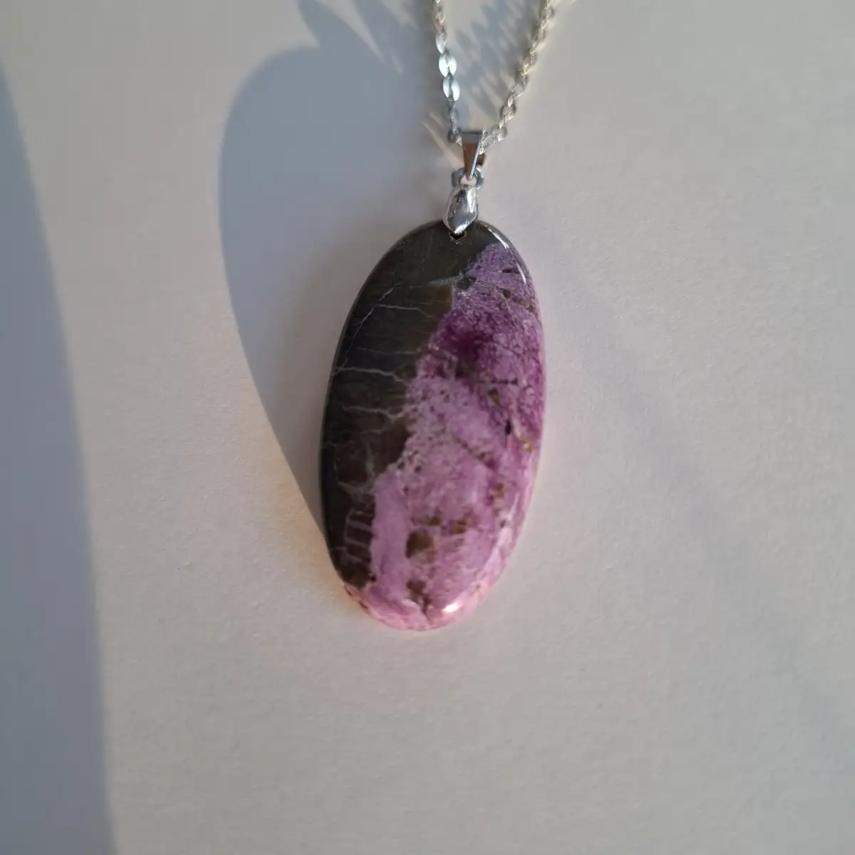 Pendentif en Stichtite sur Serpentine naturelle