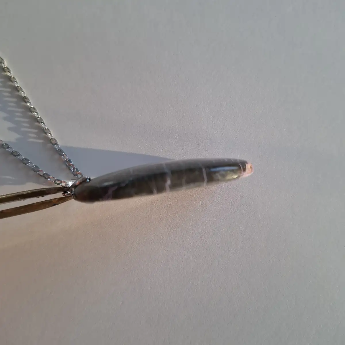Pendentif en Stichtite sur Serpentine naturelle