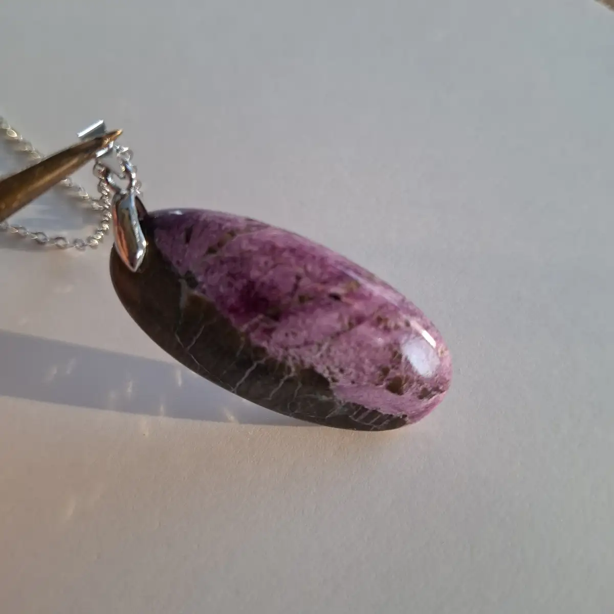 Pendentif en Stichtite sur Serpentine naturelle