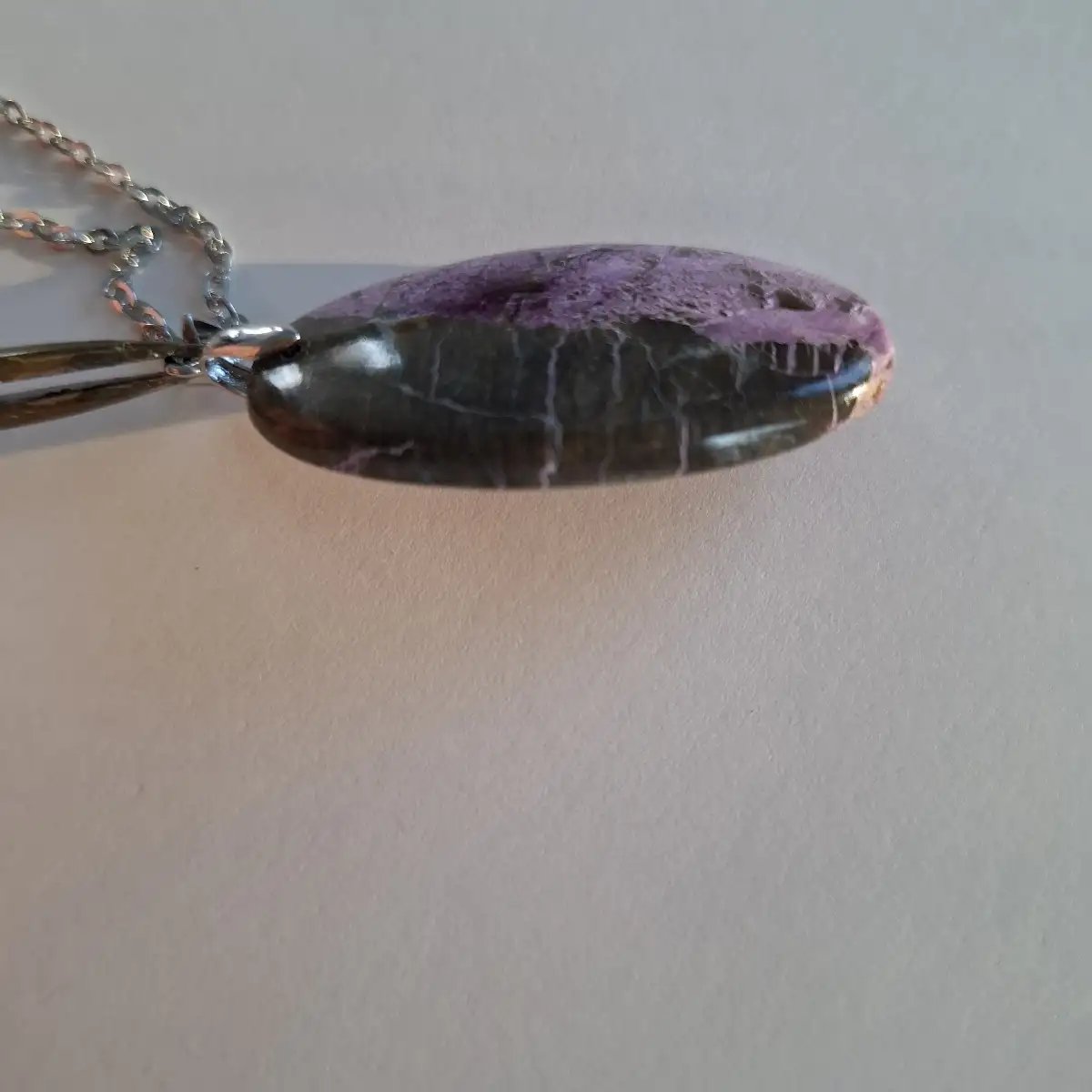 Pendentif en Stichtite sur Serpentine naturelle