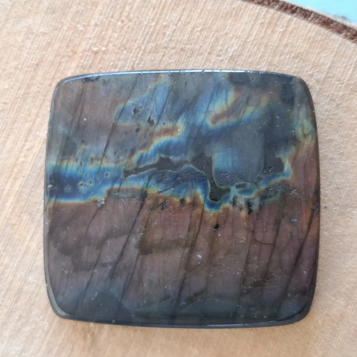 Labradorite naturelle – Cabochon artisanal