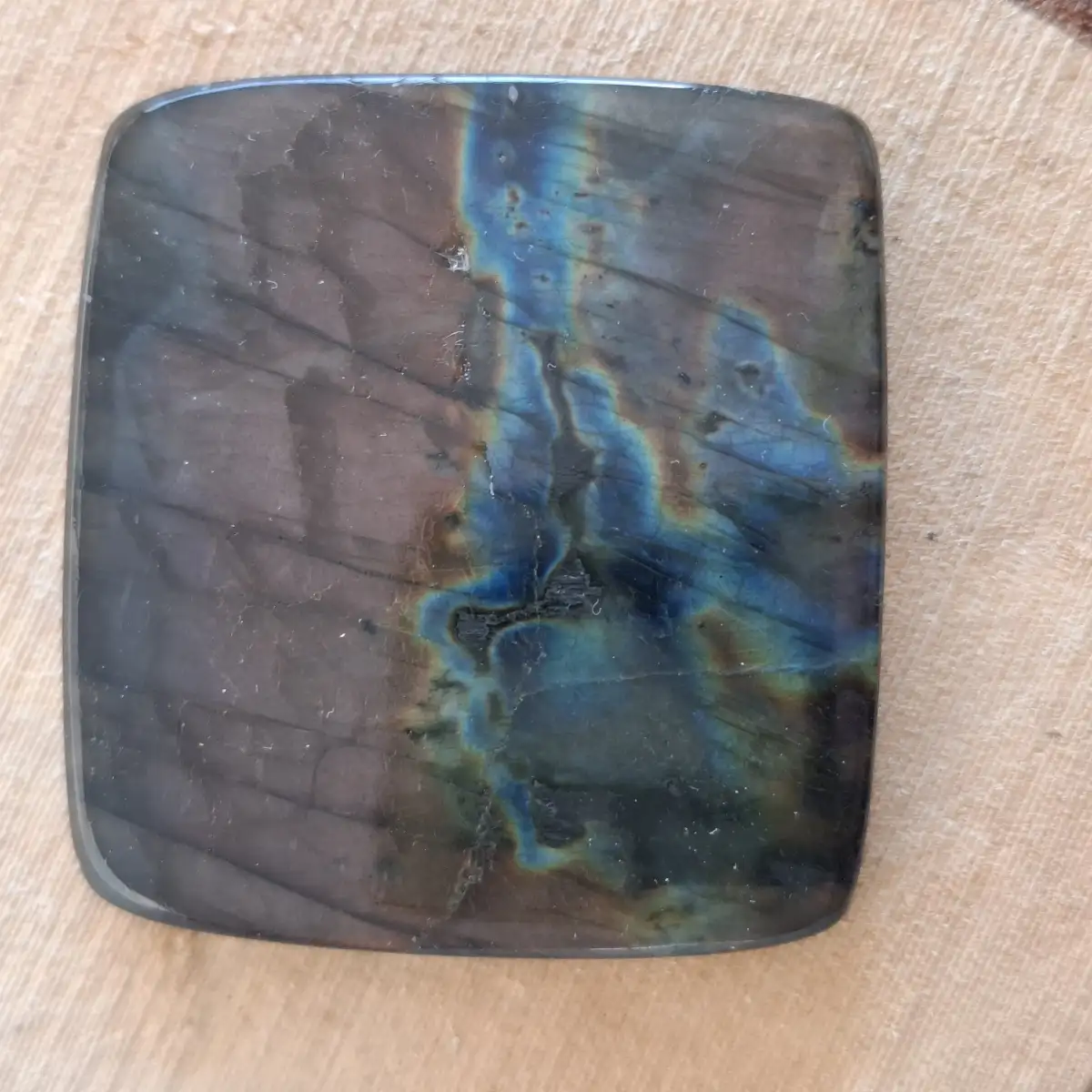 Labradorite naturelle – Cabochon artisanal