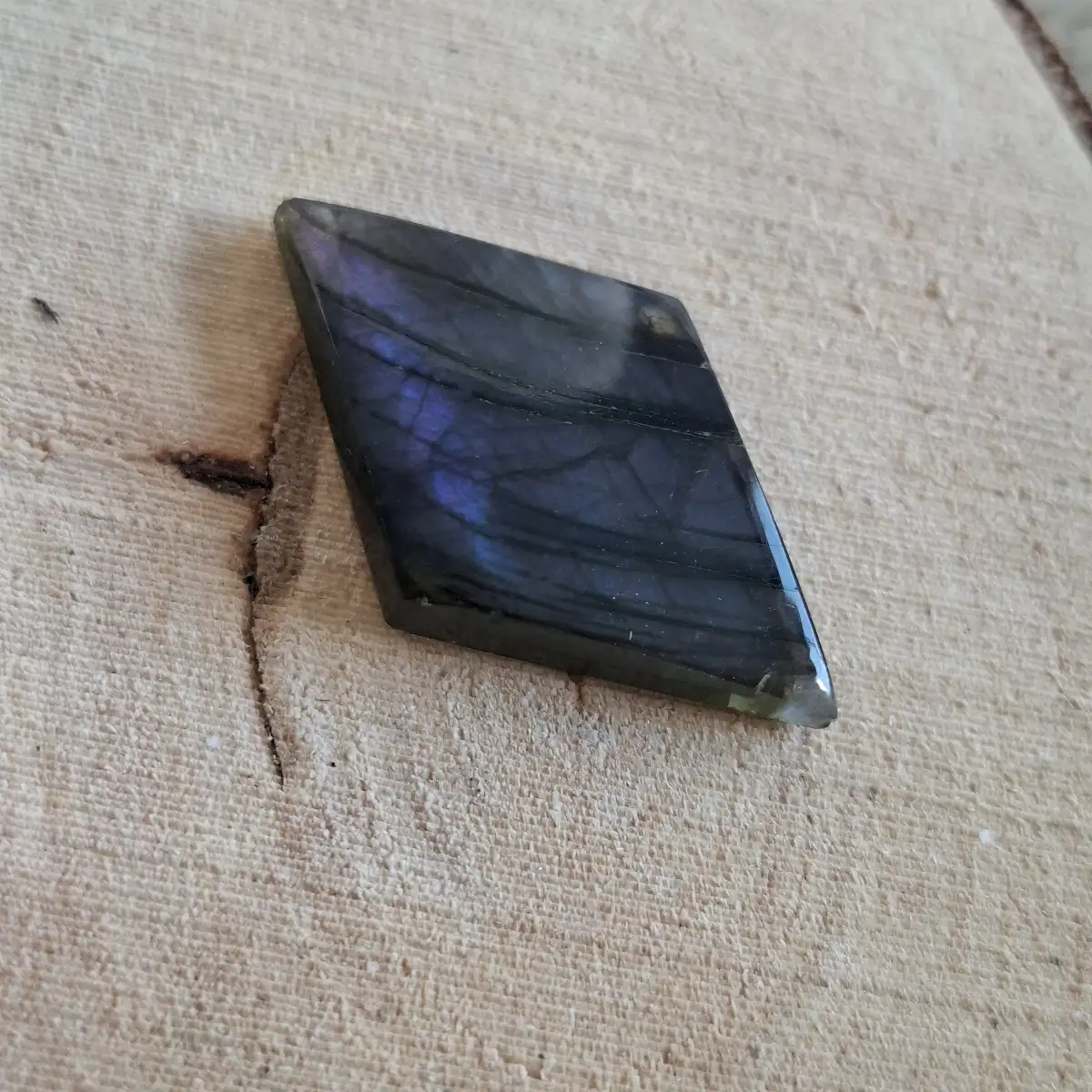 Labradorite – Cabochon losange artisanal 32 × 20 mm