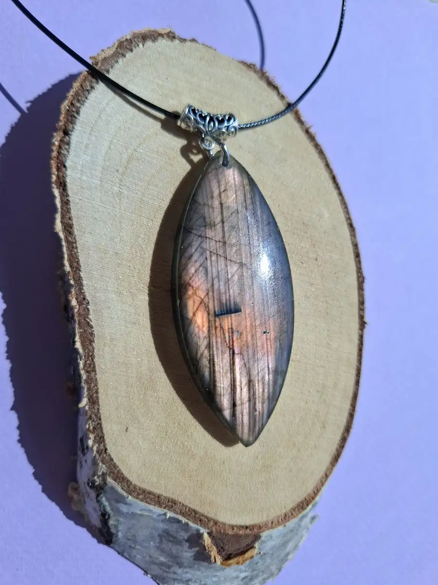 Pendentif en Labradorite aux reflets Violet