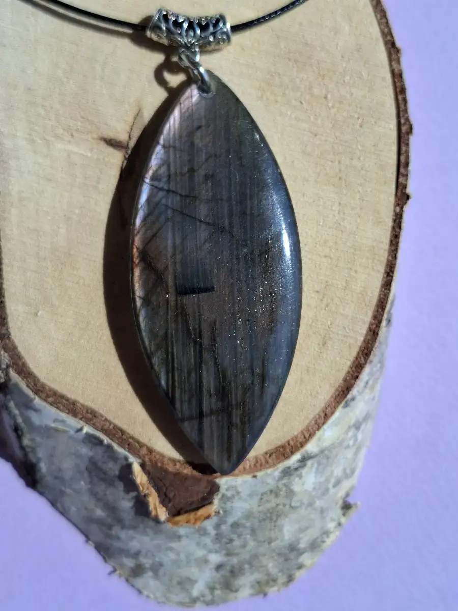 Pendentif en Labradorite aux reflets Violet