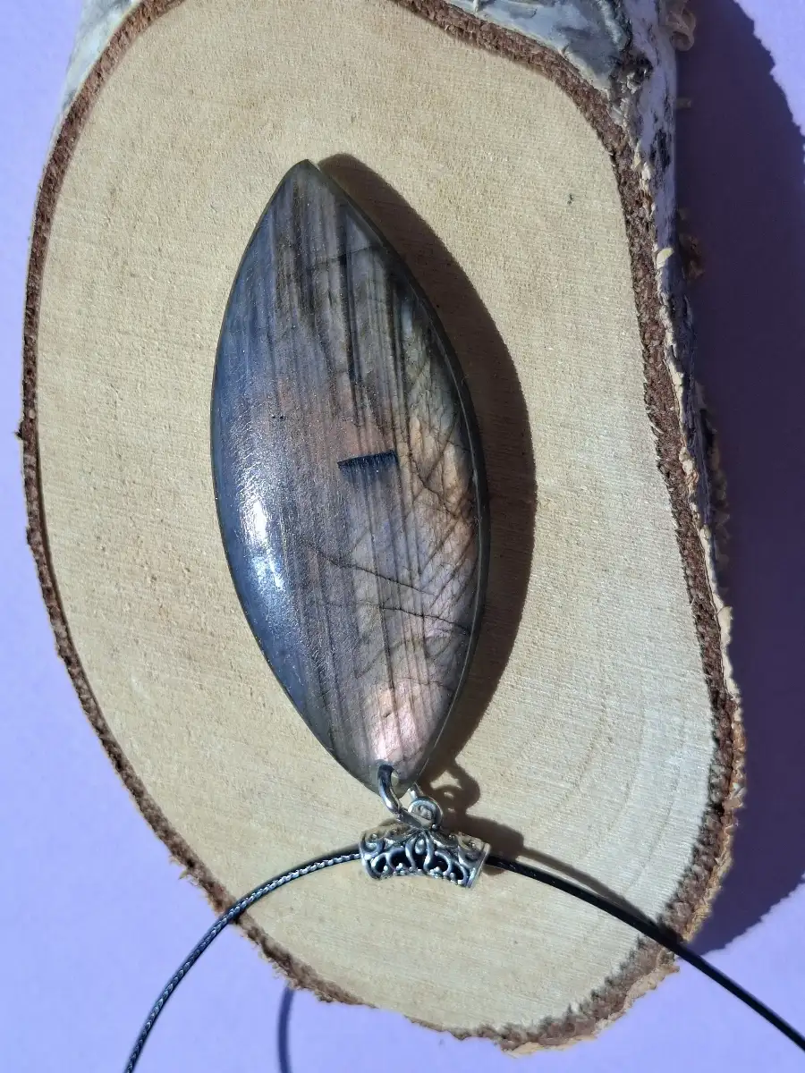 Pendentif en Labradorite aux reflets Violet