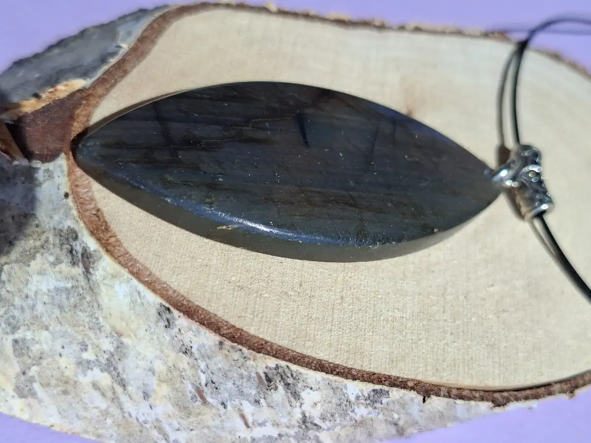 Pendentif en Labradorite aux reflets Violet