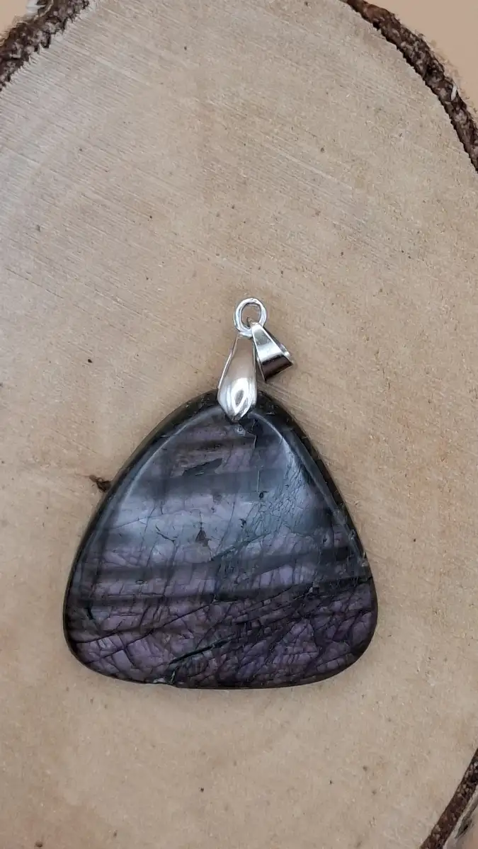 Pendentif en labradorite naturelle- couleur VIOLET