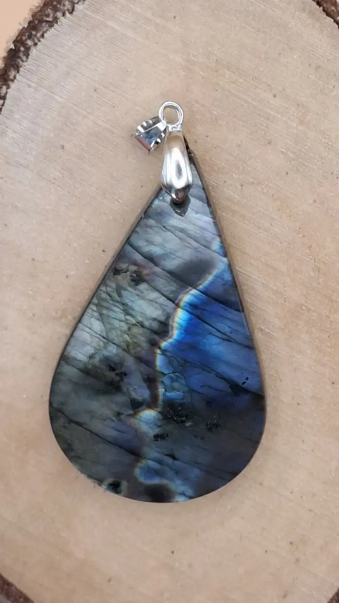 Pendentif en Labradorite aux reflets Bleu